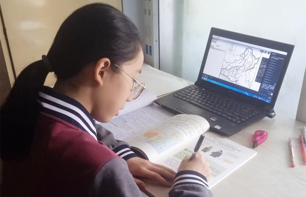 郑州49中学生线上学习 (1) 郑州49中学生线上学习 (1)